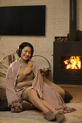 青年女人听音乐