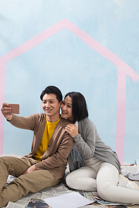 年轻夫妇用手机拍照图片