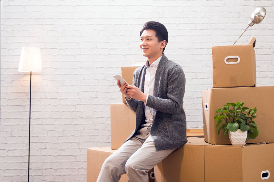 青年男人看手机图片 青年男人看手机图片