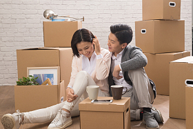 年轻夫妇坐在地板上喝水