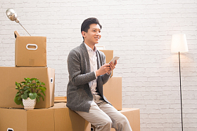 青年男人看手机