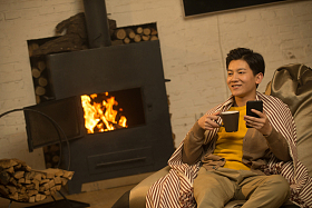 青年男人坐在房间里图片