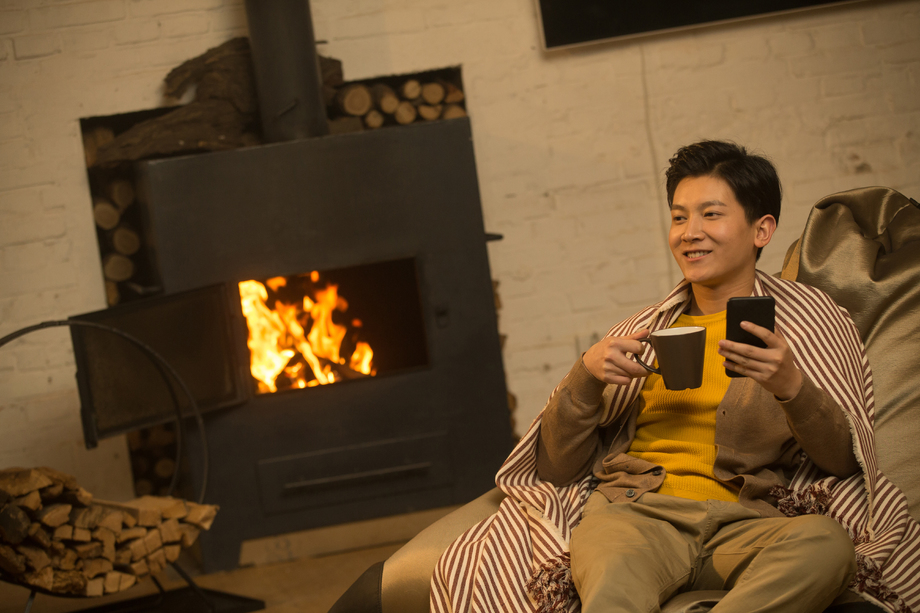 青年男人坐在房间里图片
