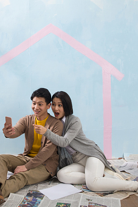 年轻夫妇用手机拍照照片