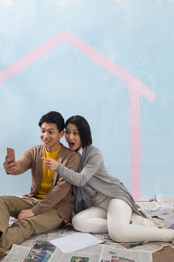 年轻夫妇用手机拍照照片