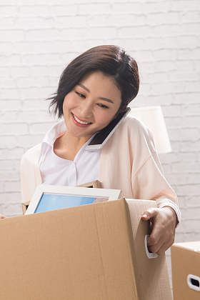 青年女人打电话