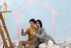 年轻夫妇用手机拍照图片