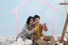 年轻夫妇用手机拍照