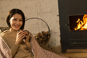 青年女人坐在房间里图片