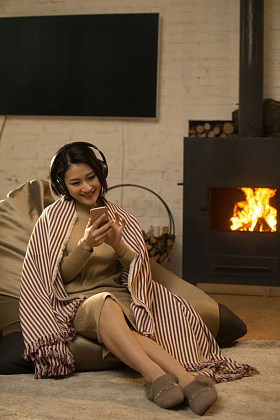 青年女人听音乐