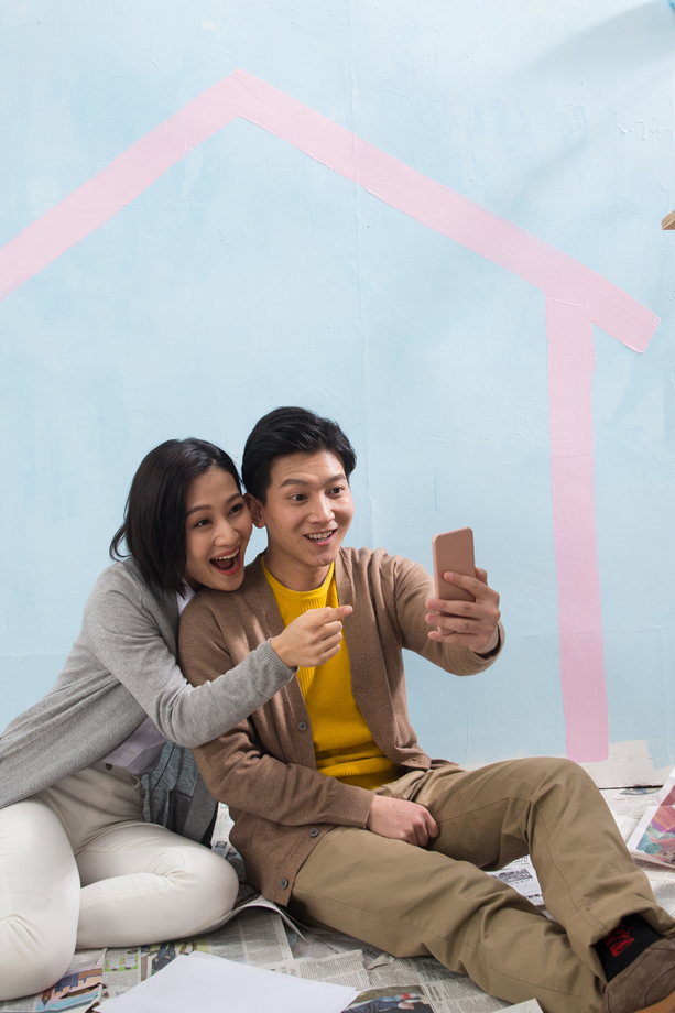 年轻夫妇用手机拍照