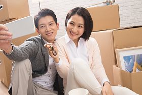 年轻夫妇用手机拍照图片