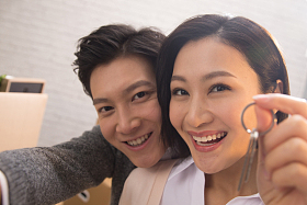 年轻夫妇拥抱图片