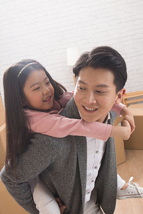 爸爸和女儿玩耍