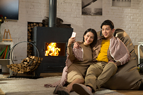 浪漫情侣用手机拍照图片