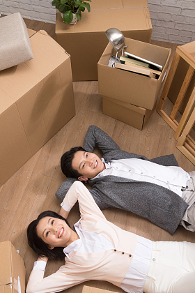 年轻夫妇躺在地板上