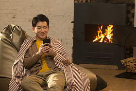 青年男人坐在房间