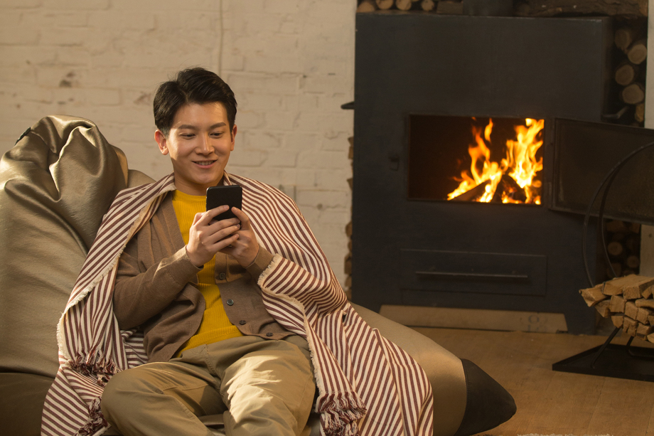 青年男人坐在房间 青年男人坐在房间