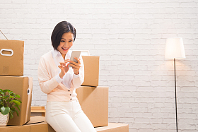 青年女人看手机照片