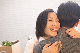 年轻夫妇拥抱
