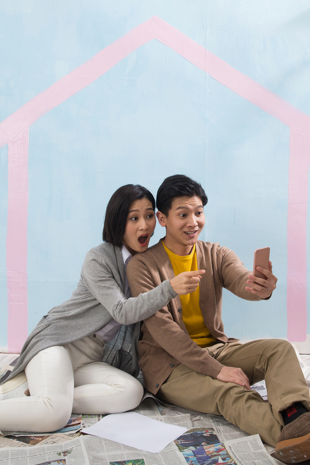 年轻夫妇用手机拍照照片