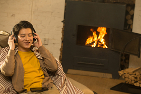 青年男人听音乐图片