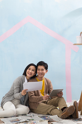 年轻夫妇装修房子图片