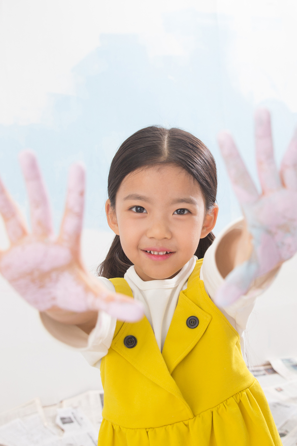 满手涂料的小女孩图片 满手涂料的小女孩图片