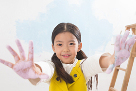 满手涂料的小女孩图片