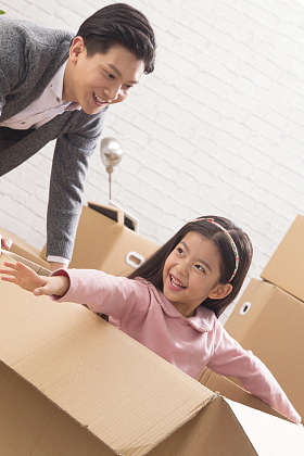 爸爸和女儿玩耍