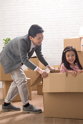 爸爸和女儿玩耍图片