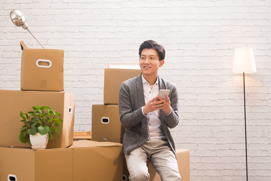 青年男人看手机图片 青年男人看手机图片