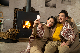 浪漫情侣用手机拍照