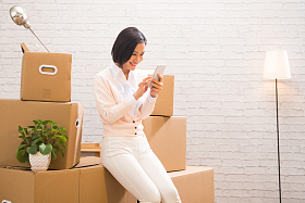 青年女人看手机图片