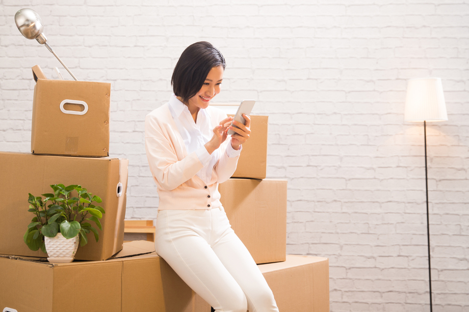 青年女人看手机图片