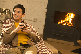 青年男人坐在房间里图片