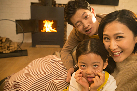 幸福的一家三口照片