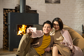 浪漫情侣用手机拍照