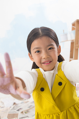 满手涂料的小女孩图片