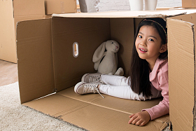 小女孩藏在纸箱里图片