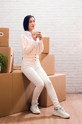 青年女人喝水图片