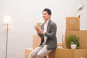 青年男人看手机图片