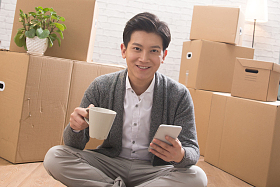 青年男人看手机照片