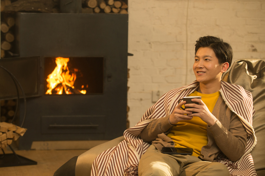 青年男人坐在房间里图片 青年男人坐在房间里图片