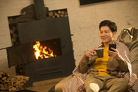 青年男人坐在房间