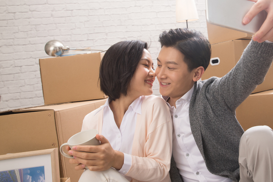 年轻夫妇用手机拍照图片