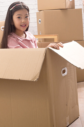 小女孩藏在纸箱