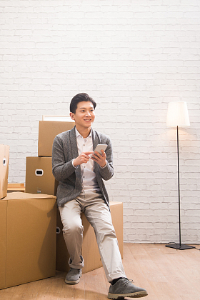 青年男人看手机