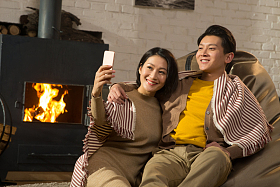 浪漫情侣用手机拍照图片