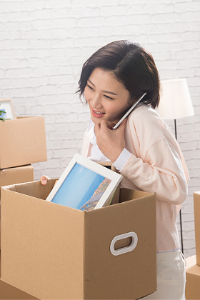 青年女人打电话